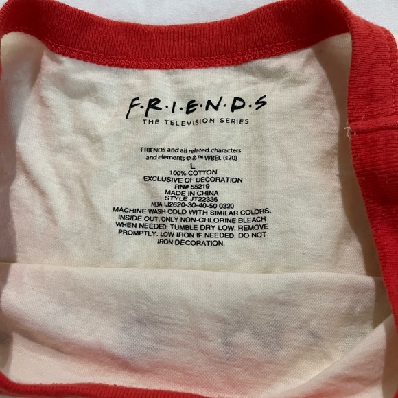 Friends T-shirt. Size juniors L - Picture 2 of 2